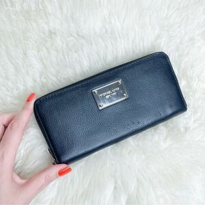 🍋 Michael Kors • Black Leather Zip Around Wallet w/Inner Separations for Cards
